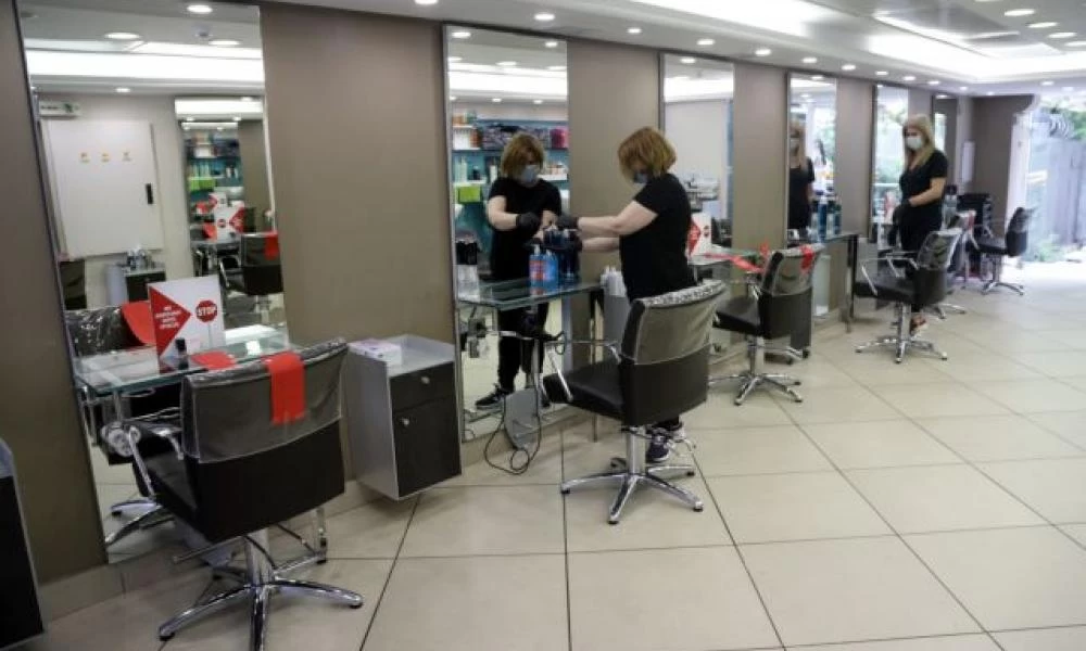 Θεσσαλονίκη: Αρνητής έκανε μήνυση σε κομμωτήριο – Απαιτούσε να κουρευτεί χωρίς μάσκα και από ανεμβολίαστη κομμώτρια
